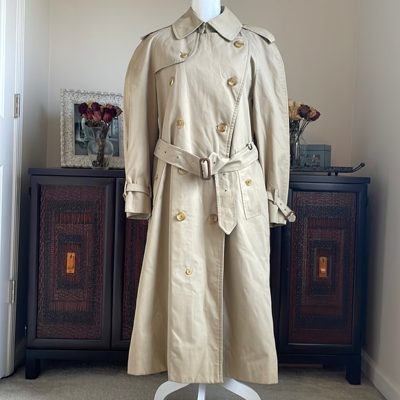 Authentic Rare Burberrys’ expressly for Ausoni Trench-coat. Size Large short